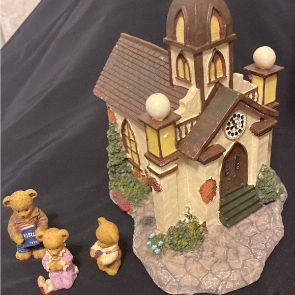 Berry Hills Bear “ House of the Lord” resin church figurine and 3 bear figurines - Picture 3 of 7